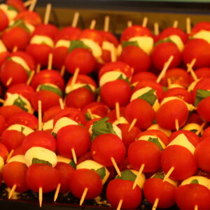 Plateau de tomate-mozzarella et basilic